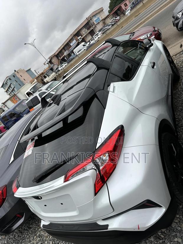 Toyota C-HR XLE 2022 White photo 16