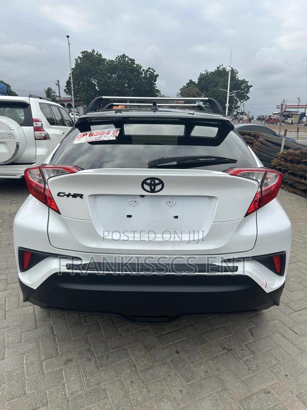 Toyota C-HR XLE 2022 White photo 12