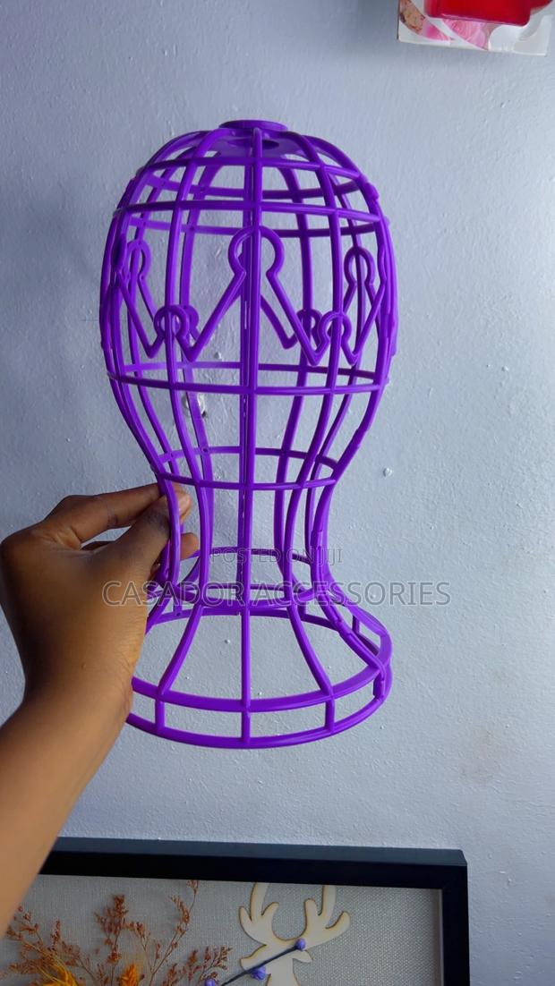 Plastic Wig Stand · Photo 3