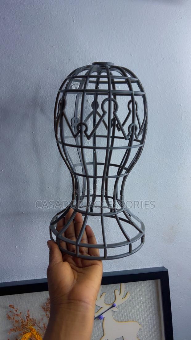 Plastic Wig Stand · Photo 4