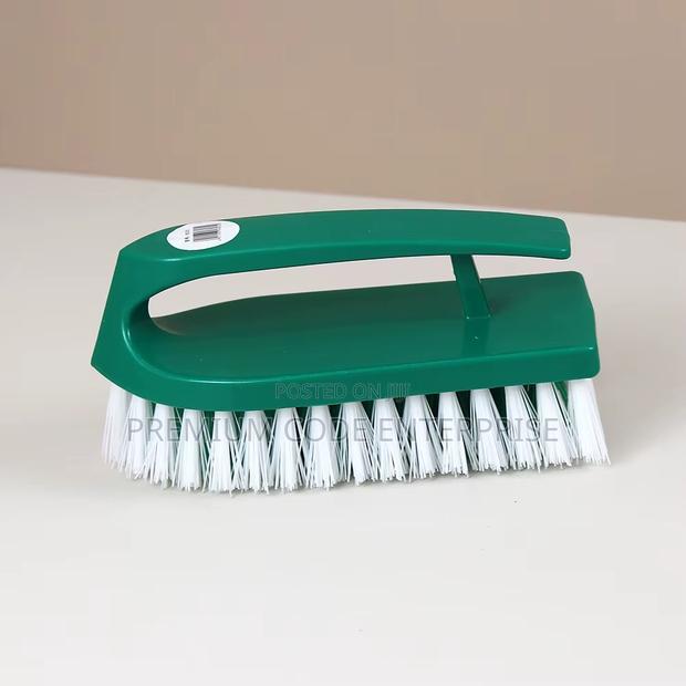 Scrubbing Brush With Nylon Bristles · Photo 2