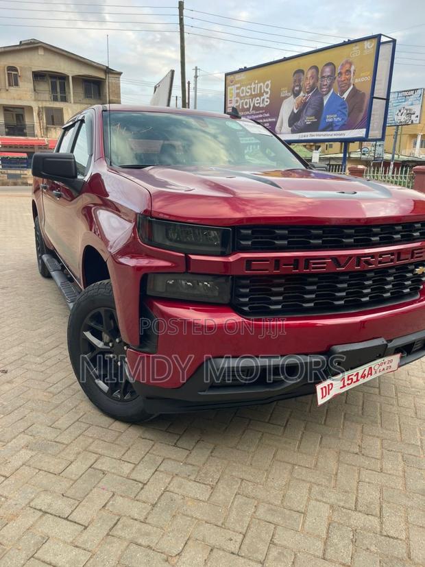 Chevrolet Silverado 2022 Burgundy photo 2