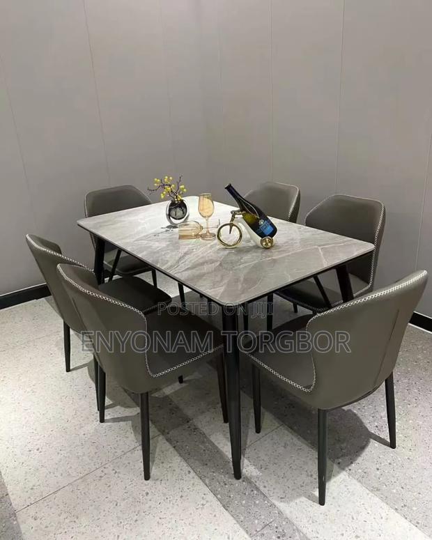 Dining Table · Photo 4
