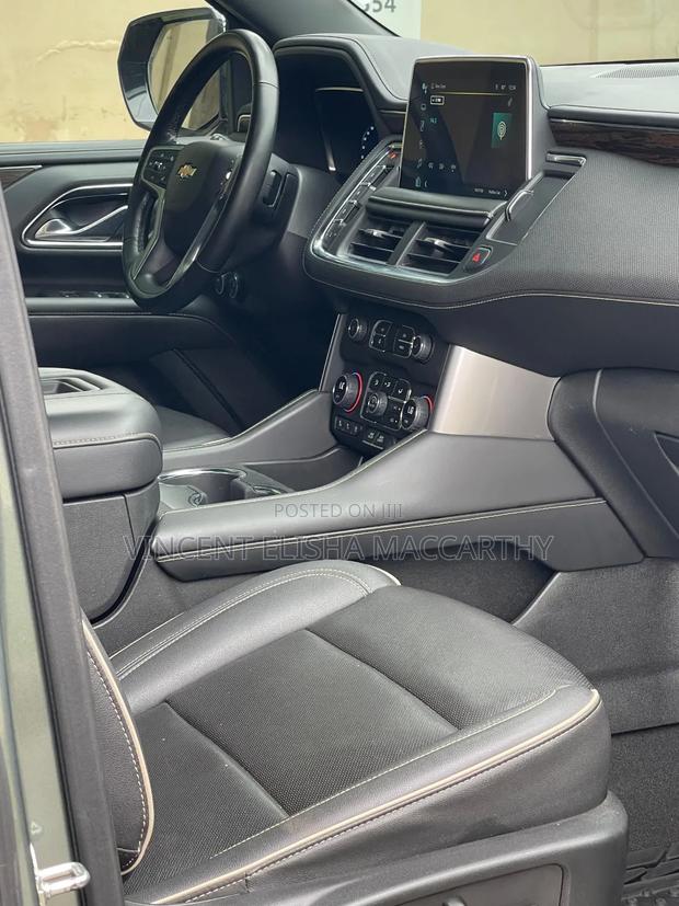 Chevrolet Suburban 2023 Gray