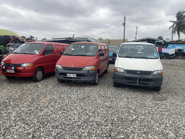 Toyota HiAce 2010 White · Photo 1