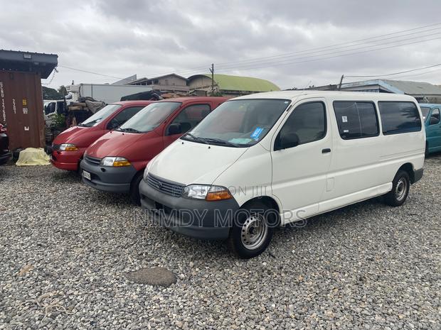 Toyota HiAce 2010 White · Photo 2