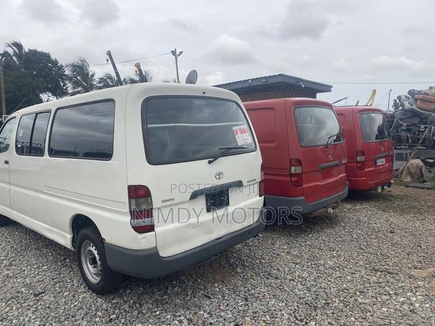Toyota HiAce 2010 White · Photo 3