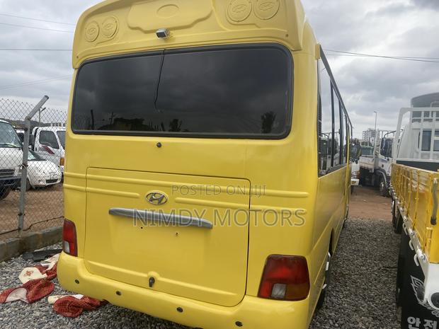 Hyundai County 2016 Yellow photo 5