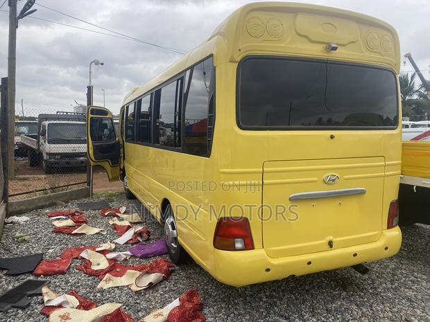 Hyundai County 2016 Yellow photo 4