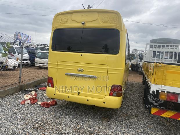 Hyundai County 2016 Yellow photo 6