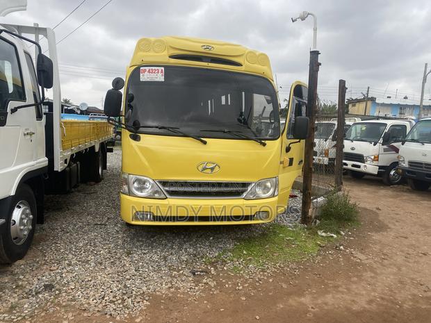 Hyundai County 2016 Yellow