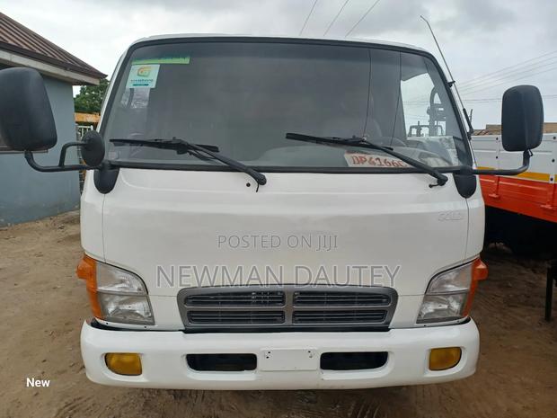 Hyundai Mighty White 2.5