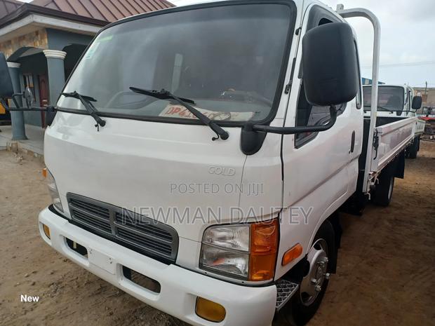 Hyundai Mighty White 2.5