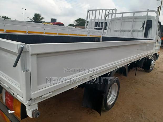 Hyundai Mighty White 2.5