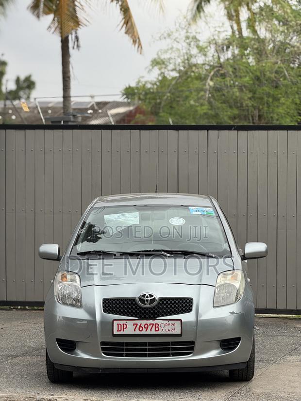 Toyota Yaris Base Hatchback 5dr 2010 Silver