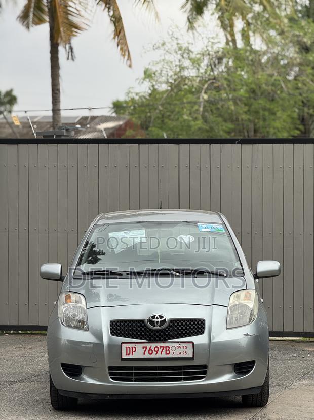 Toyota Yaris Base Hatchback 5dr 2010 Silver