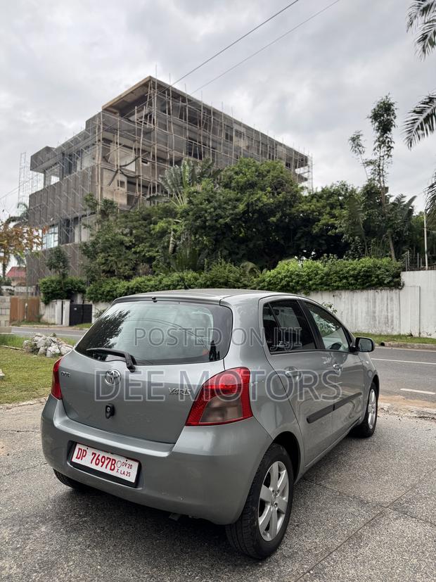Toyota Yaris Base Hatchback 5dr 2010 Silver