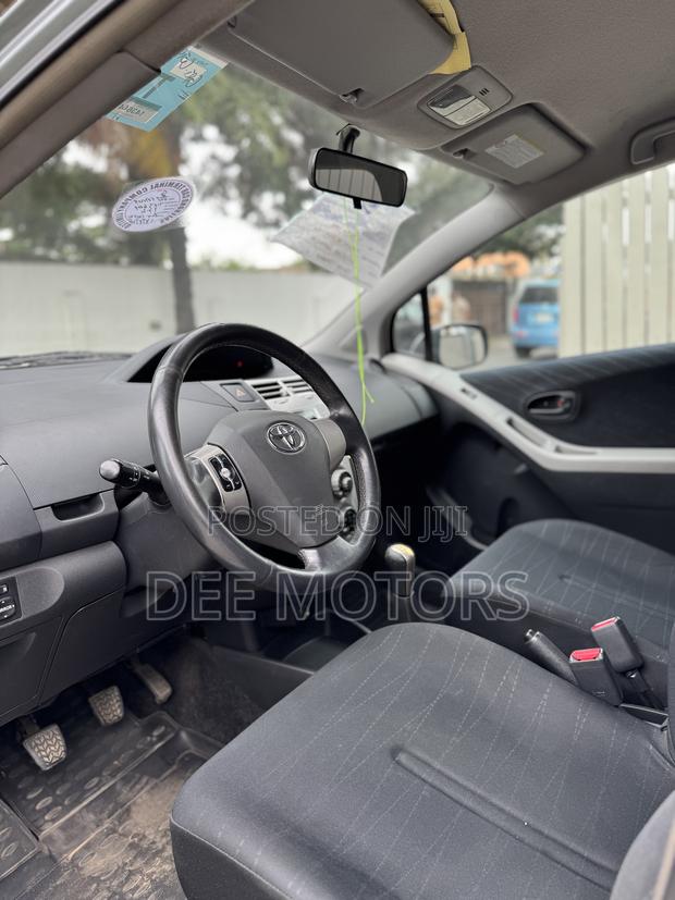 Toyota Yaris Base Hatchback 5dr 2010 Silver