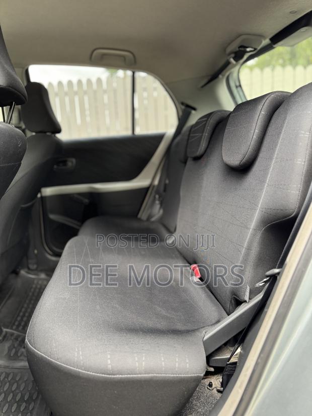 Toyota Yaris Base Hatchback 5dr 2010 Silver