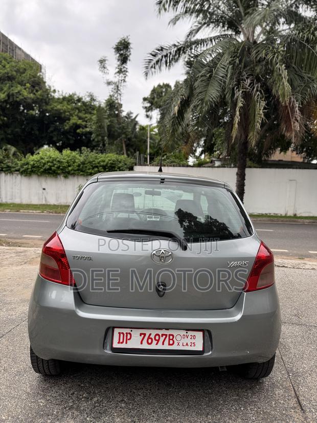 Toyota Yaris Base Hatchback 5dr 2010 Silver