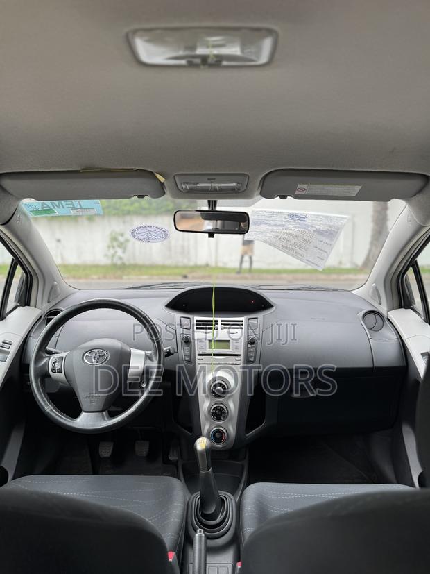 Toyota Yaris Base Hatchback 5dr 2010 Silver