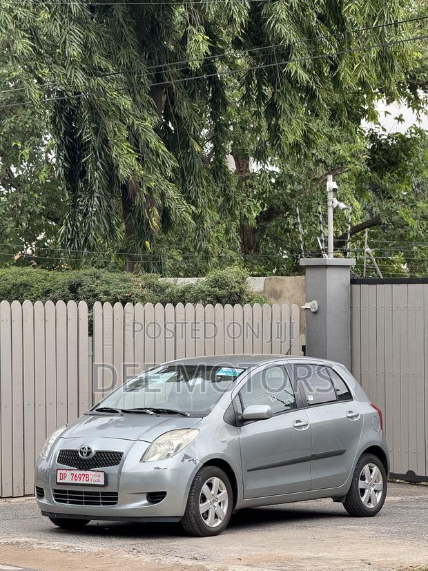 Toyota Yaris Base Hatchback 5dr 2010 Silver