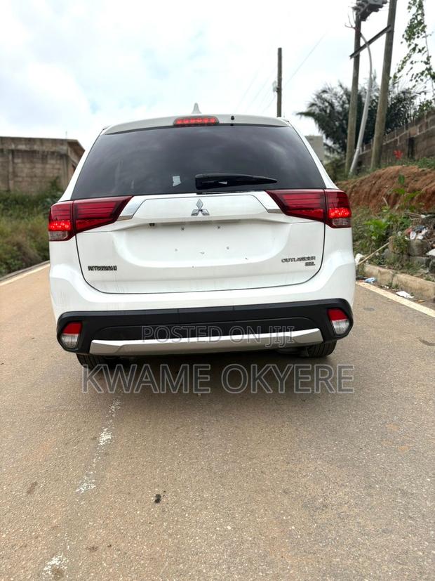 Mitsubishi Outlander SEL FWD 2018 White