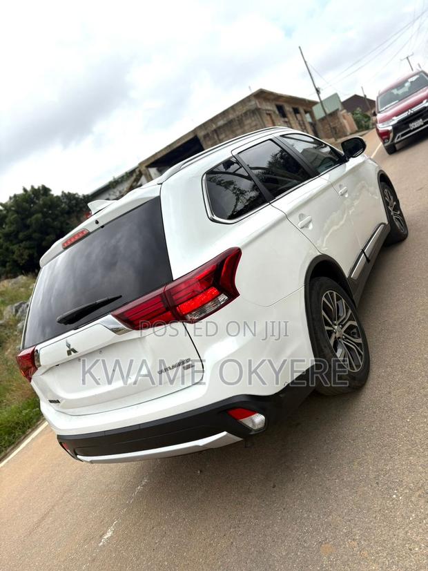 Mitsubishi Outlander SEL FWD 2018 White