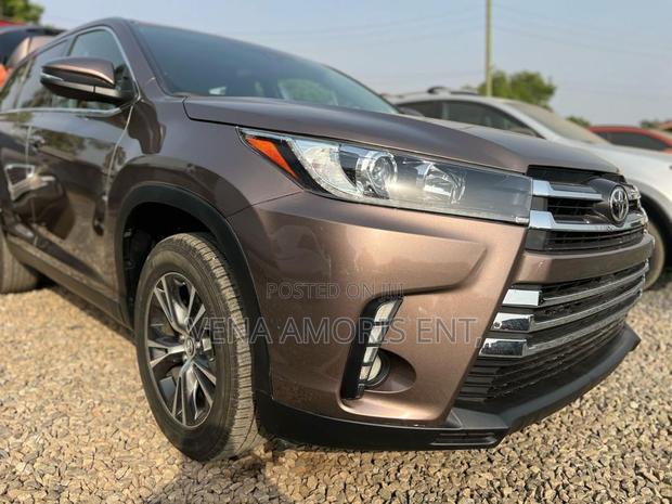 Toyota Highlander LE 4x2 (2.7L 4cyl 6A) 2018 Gray