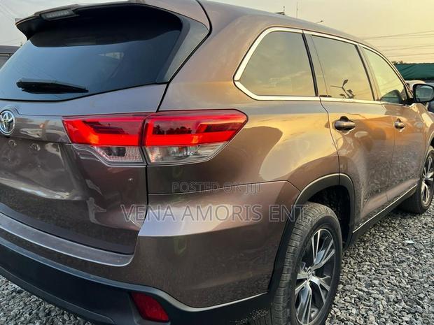 Toyota Highlander LE 4x2 (2.7L 4cyl 6A) 2018 Gray