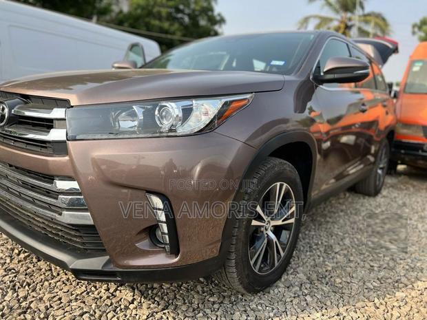 Toyota Highlander LE 4x2 (2.7L 4cyl 6A) 2018 Gray