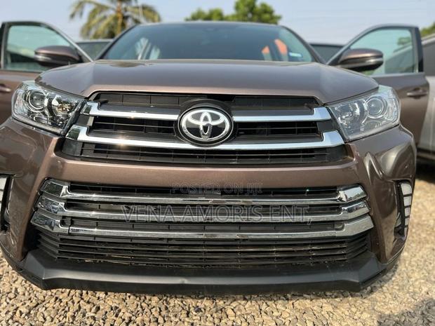 Toyota Highlander LE 4x2 (2.7L 4cyl 6A) 2018 Gray