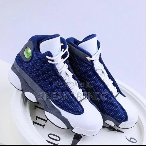 Air Jordan R13 Midnight Blue and White · Photo 3