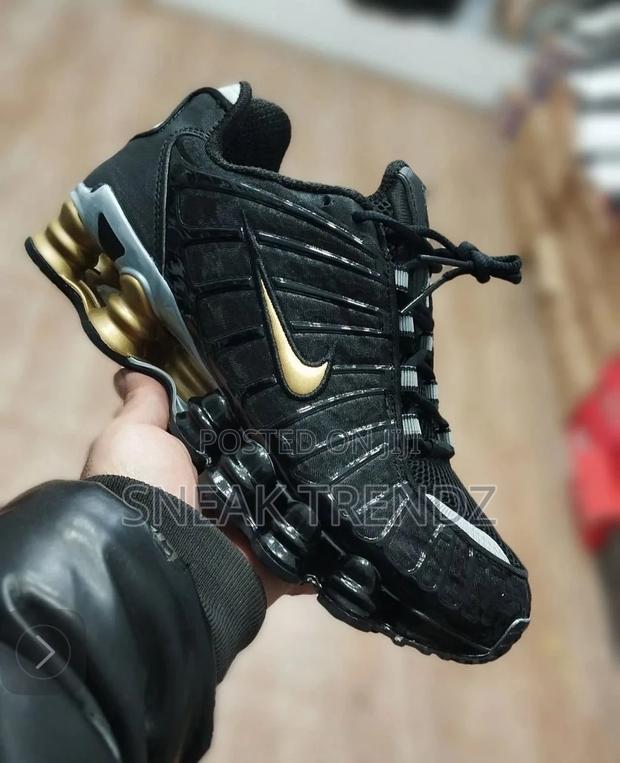 Air Nike Shox Max Black Gold · Photo 3
