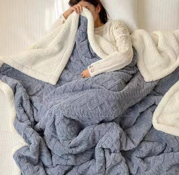 Top Rated Warm Soft Double Sided Fleece Flannel Blanket · Photo 3