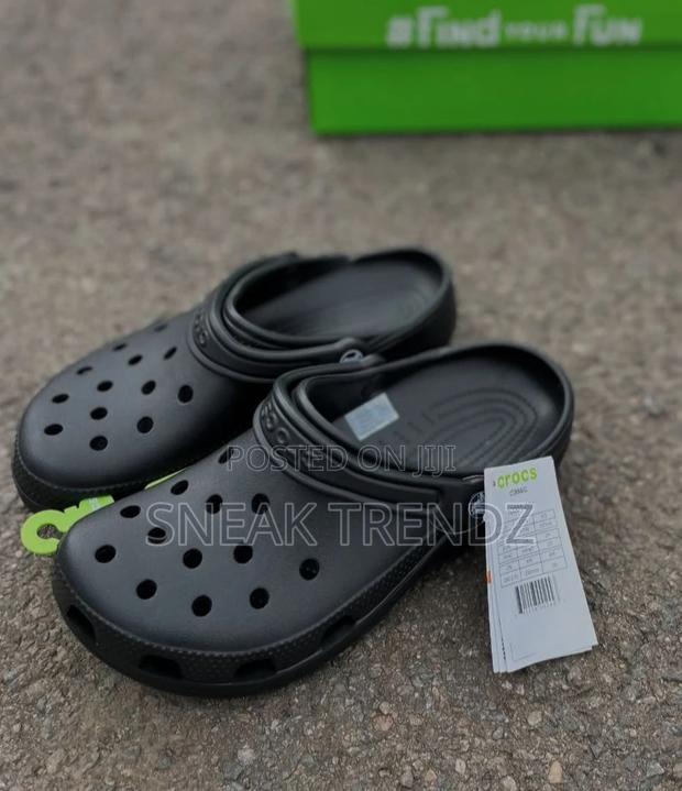 Original Crocs Smooth Pure Black · Photo 4
