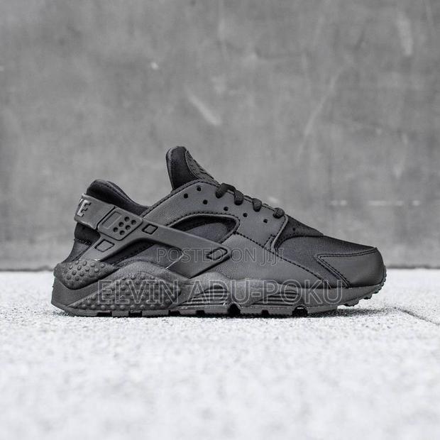 Nike Air Huarache "Triple Black" Sneakers · Photo 4