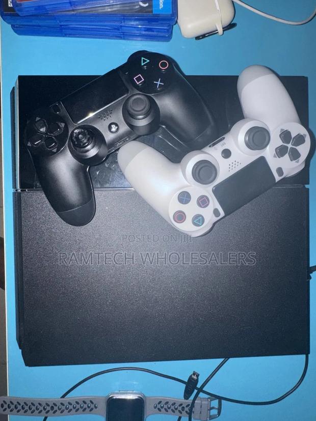 Playstation 4 Standard Two Controllers photo 2