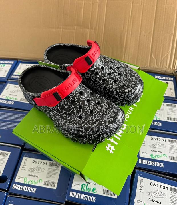 Crocs Black/Red Unisex Slides · Photo 3