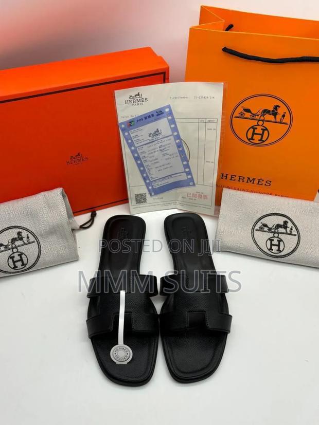 High Quality Hermes Ladies Slippers Available in All Colours · Photo 3