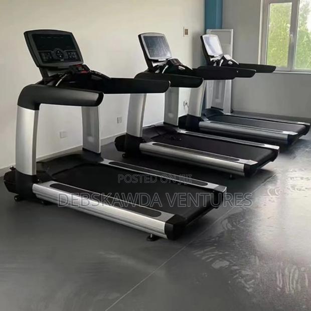 Commercial Treadmill 200kg · Photo 3