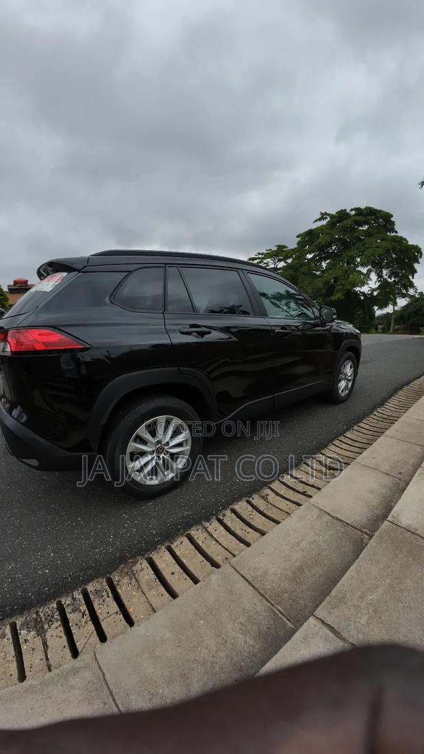 Toyota Corolla Cross LE 4WD 2024 Black photo 5