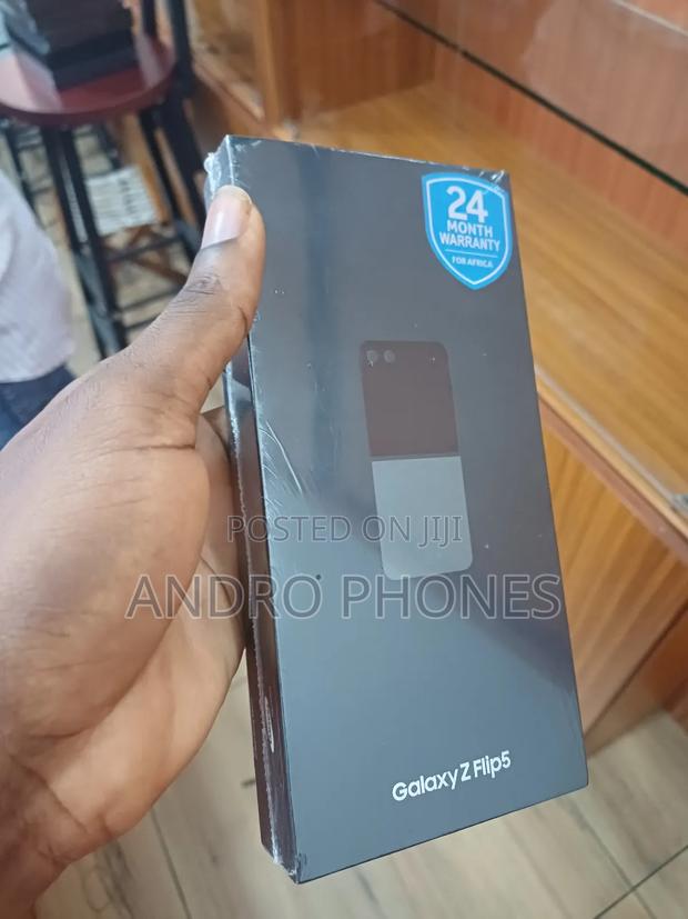 New Samsung Galaxy Z Flip5 256 GB Blue photo 2