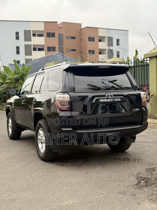 Toyota 4-Runner SR5 2WD 2024 Black