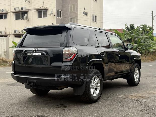 Toyota 4-Runner SR5 2WD 2024 Black