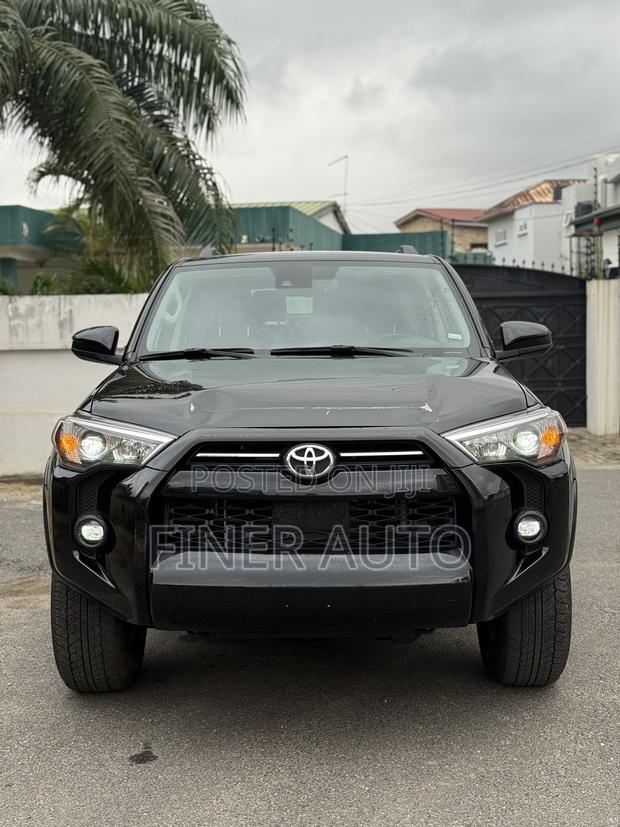 Toyota 4-Runner SR5 2WD 2024 Black