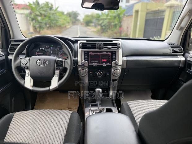 Toyota 4-Runner SR5 2WD 2024 Black