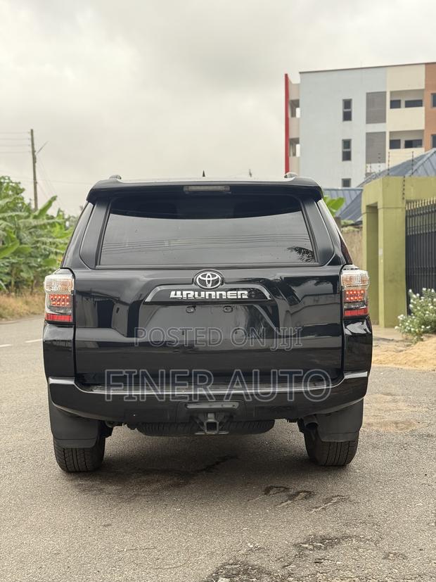 Toyota 4-Runner SR5 2WD 2024 Black