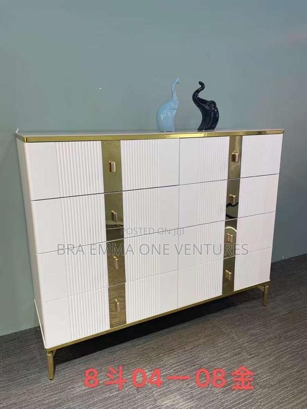 Very Spacious Console With Drawers · Photo 3