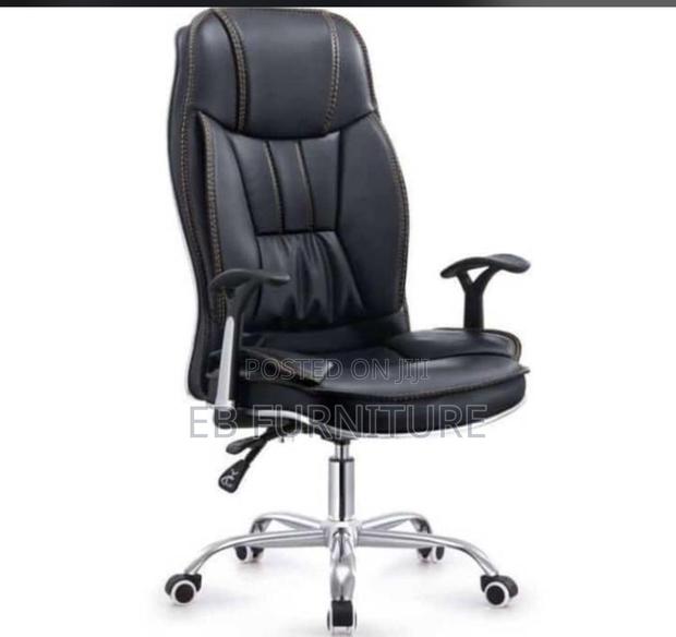 Executive Swivel Office Chair · Photo 2